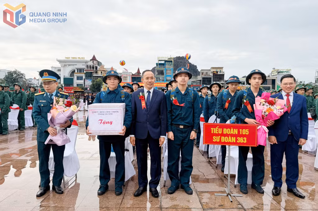 Các đồng chí lãnh đạo tỉnh và địa phương tặng hoa và quà chúc mừng tân binh và đơn vị nhận quân.
