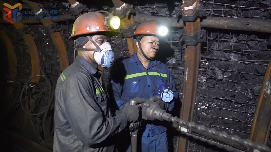 Công nhân Công ty Than Khe Chàm vận hành thiết bị khoan trong ca làm việc dưới hầm lò.