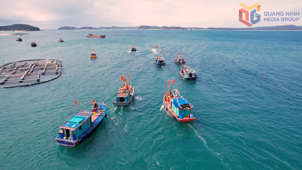 Những lá cờ hội tung bay trên mũi thuyền không chỉ là sắc màu lễ hội, mà còn là niềm tin, là khát vọng vươn khơi, là ý chí bám biển, giữ biển, làm giàu từ biển của ngư dân Cô Tô.