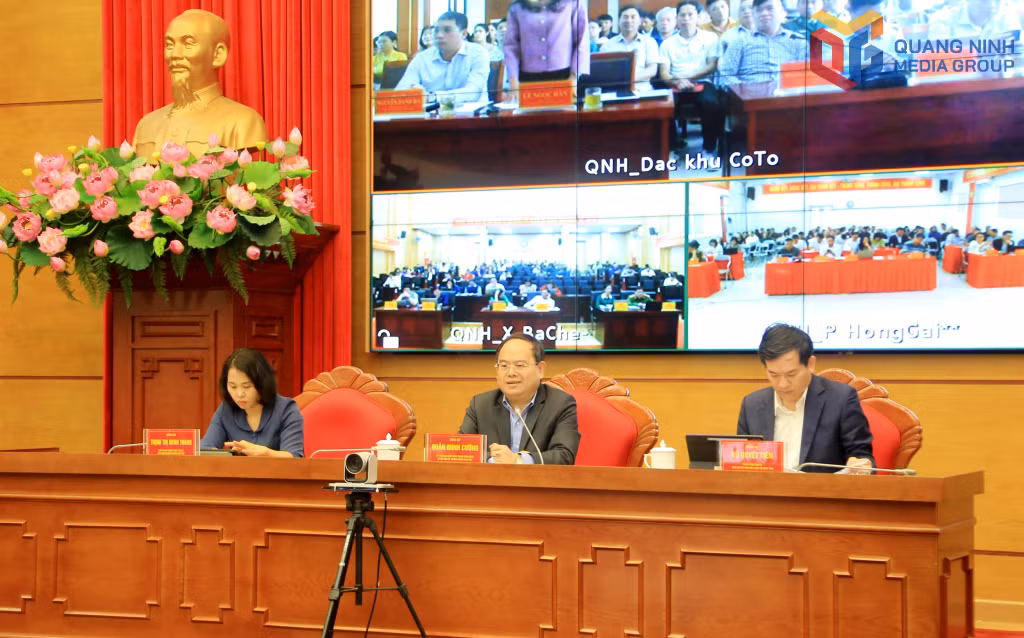Các đồng chí chủ trì hội nghị.