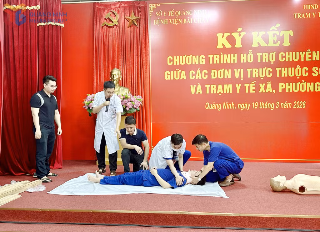Bệnh viện Bãi Cháy tổ chức chương trình tập huấn “Sơ cấp cứu ban đầu” dành cho nhân viên y tế thuộc 6 trạm y tế phường, xã nằm trong diện được bệnh viện hỗ trợ chuyên môn toàn diện.