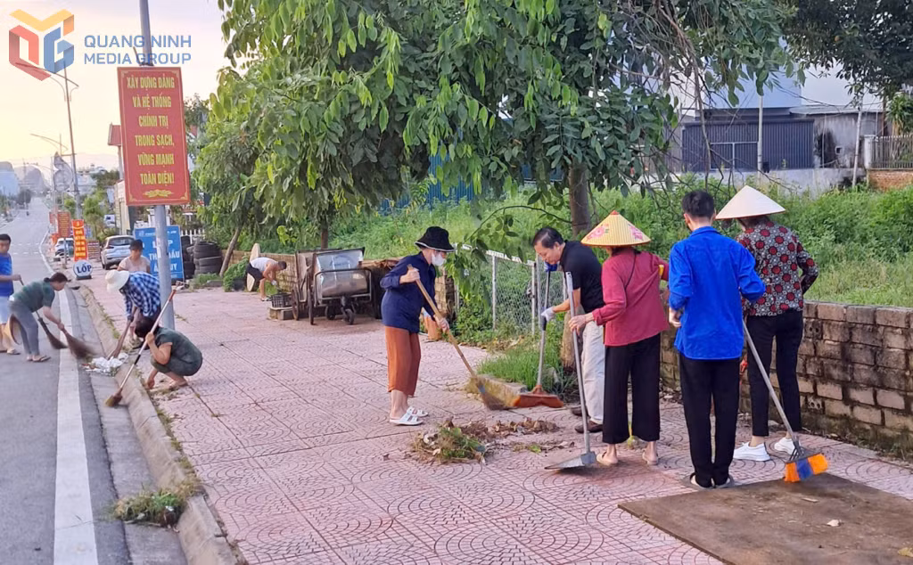 Người dân khu phố 1, đặc khu Vân Đồn tham gia dọn vệ sinh môi trường tại trục đường chính chạy qua địa bàn.