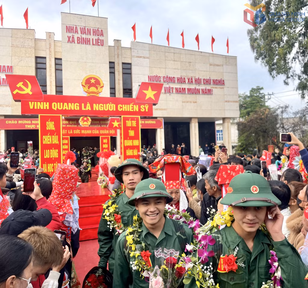 Các tân binh phấn khởi lên đường nhập ngũ.
