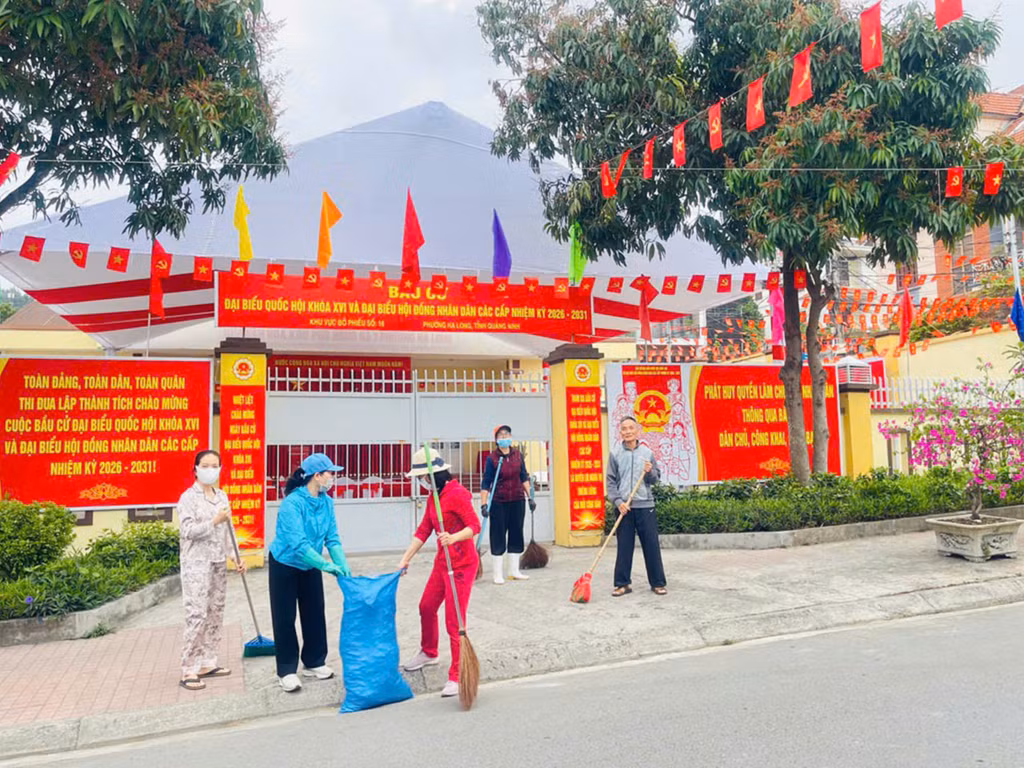Hội viên phụ nữ và nhân dân tổ 3, khu Hồng Hà 3, phường Hạ Long dọn vệ sinh môi trường tại điểm bầu cử.