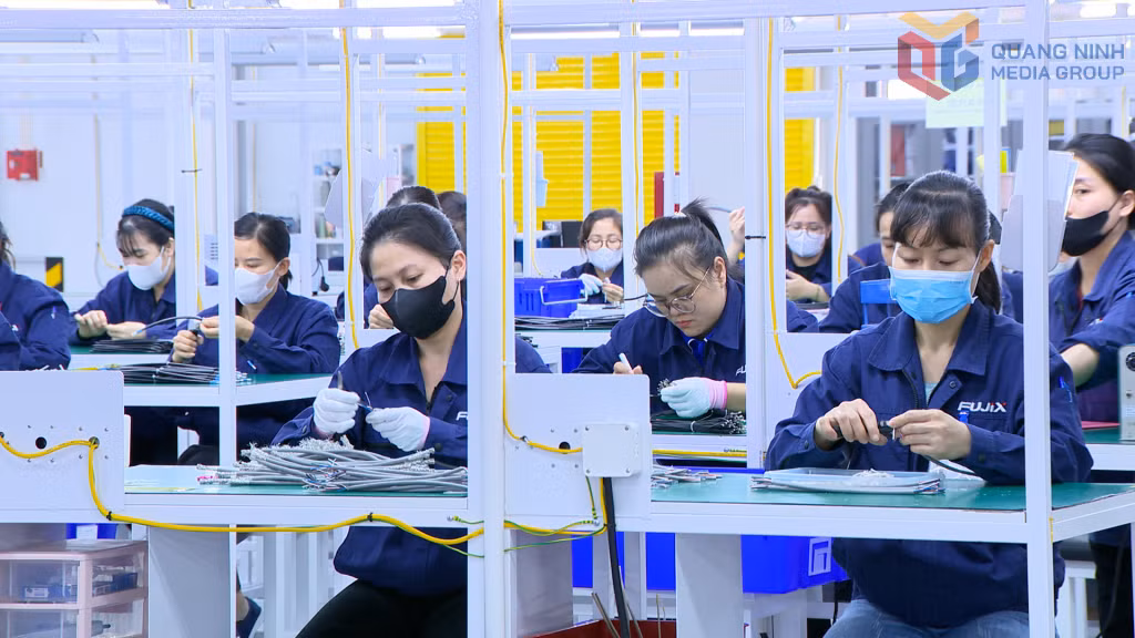 Công nhân làm việc tại Công ty TNHH Fujix Electronic Việt Nam (Khu công nghiệp Sông Khoai).