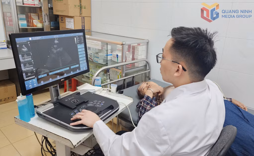 Bà Nguyễn Thị Khanh (thôn 1, xã Quảng Đức) đang được bác sĩ Bệnh viện Đa khoa tỉnh siêu âm tim sàng lọc bệnh.