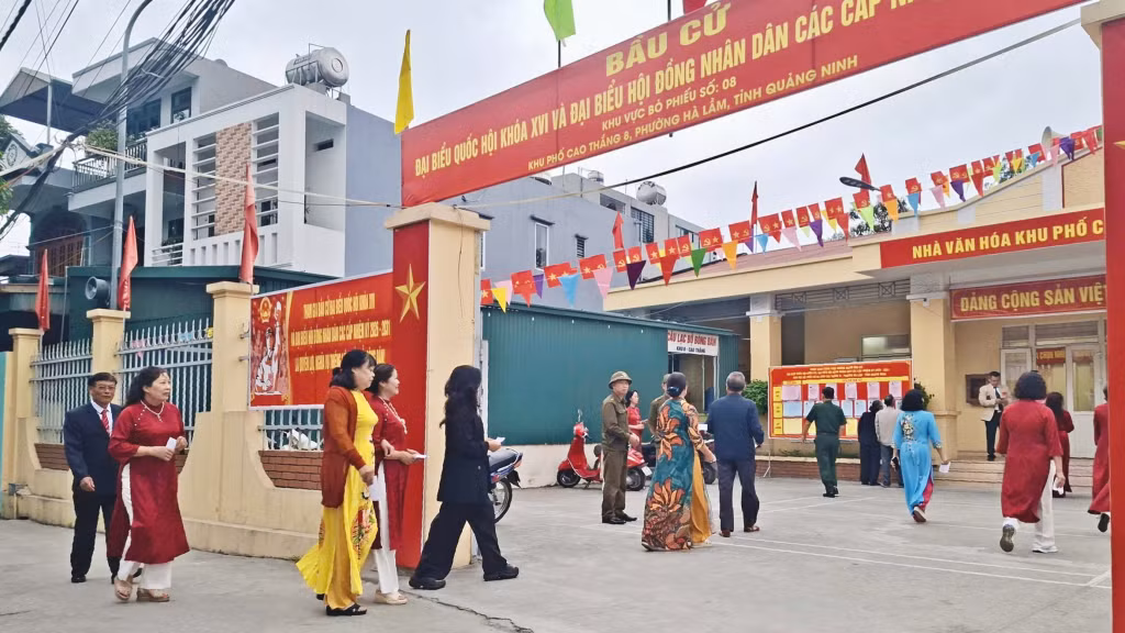 Cử tri phường Hà Lầm nô nức đến khu vực bỏ phiếu số 8, khu phố Cao Thắng 8 thực hiện quyền và nghĩa vụ công dân.