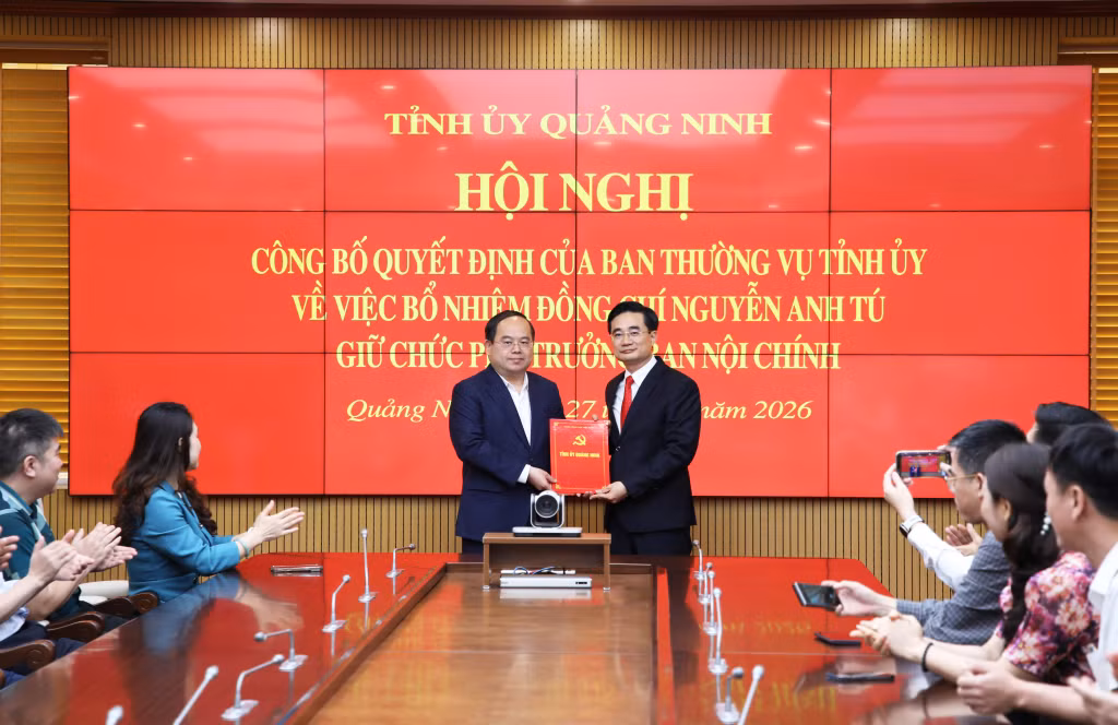 Đồng chí Quản Minh Cường, Ủy viên Trung ương Đảng, Bí thư Tỉnh ủy, Trưởng đoàn Đại biểu Quốc hội tỉnh trao quyết định điều động, phân công, bổ nhiệm đồng chí Nguyễn Anh Tú.