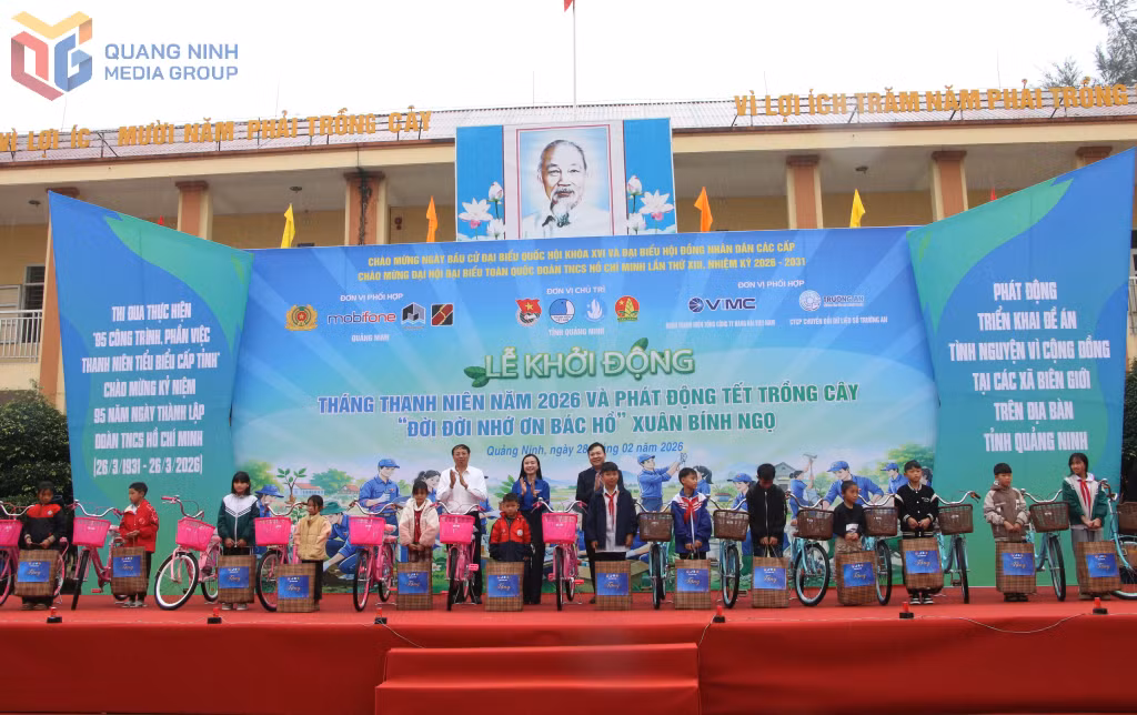 Tỉnh Đoàn trao tặng các suất quà và xe đạp cho học sinh có hoàn cảnh khó khăn tại xã Đường Hoa tại lễ khởi động Tháng Thanh niên năm 2026.