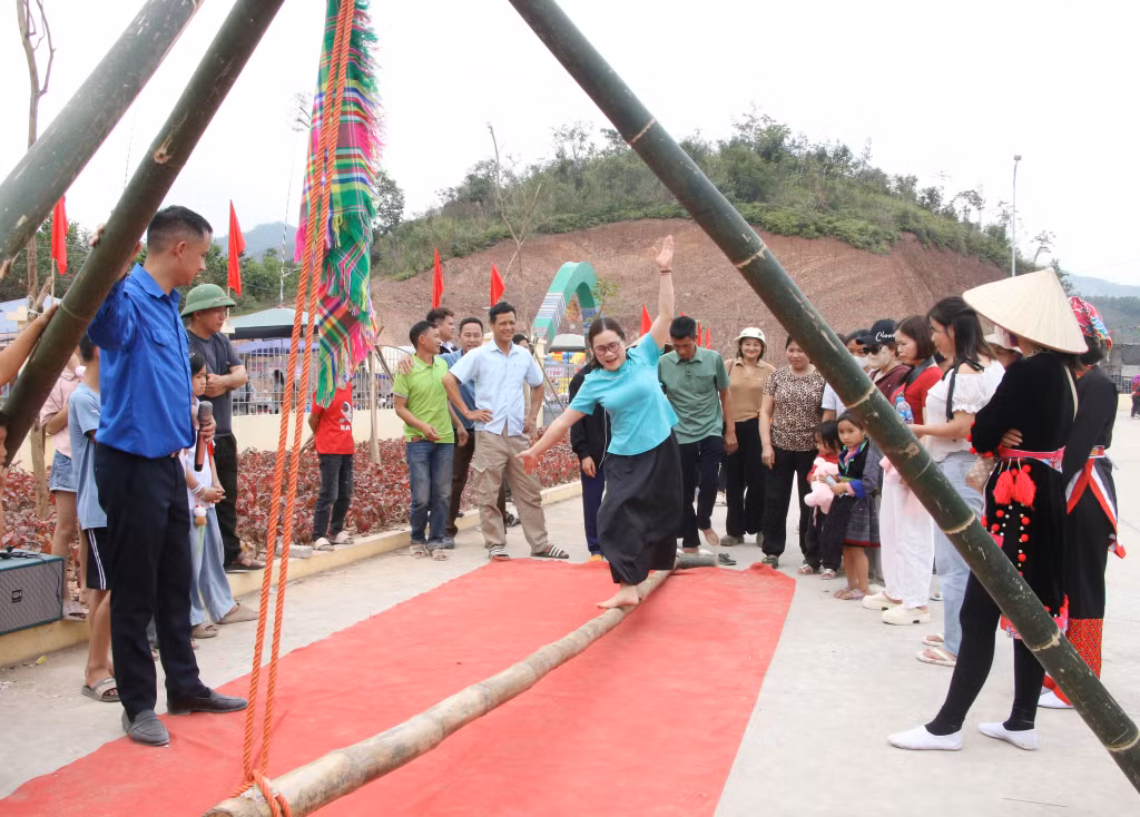 ...và hào hứng tham giam các trò chơi dân gian.