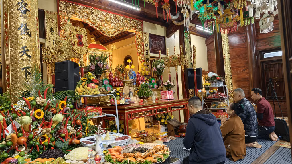 Người dân và du khách dâng lễ cầu mong bình an.