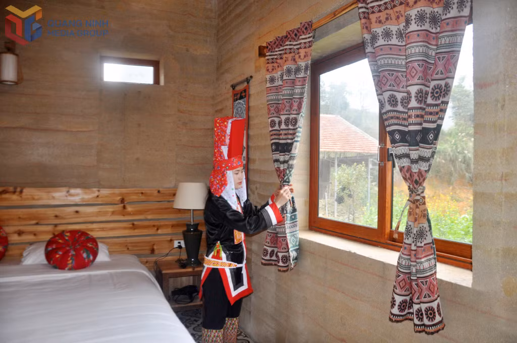 Nội thất homestay khép kín với trang trí tạo điểm nhấn và cửa sổ lớn nhìn ra khung cảnh thiên nhiên.