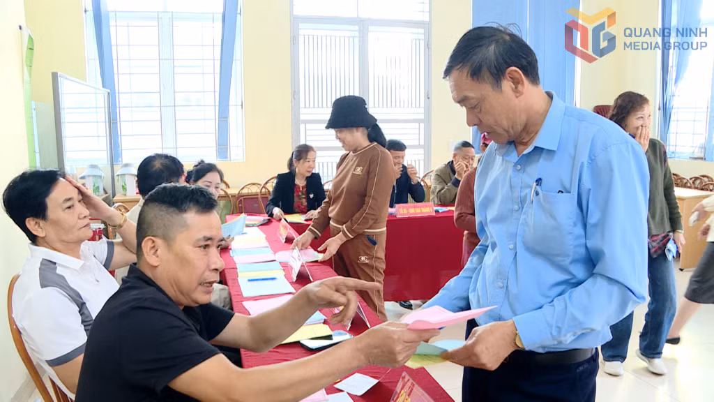 Phát phiếu và hướng dẫn cử tri bỏ phiếu hợp lệ.