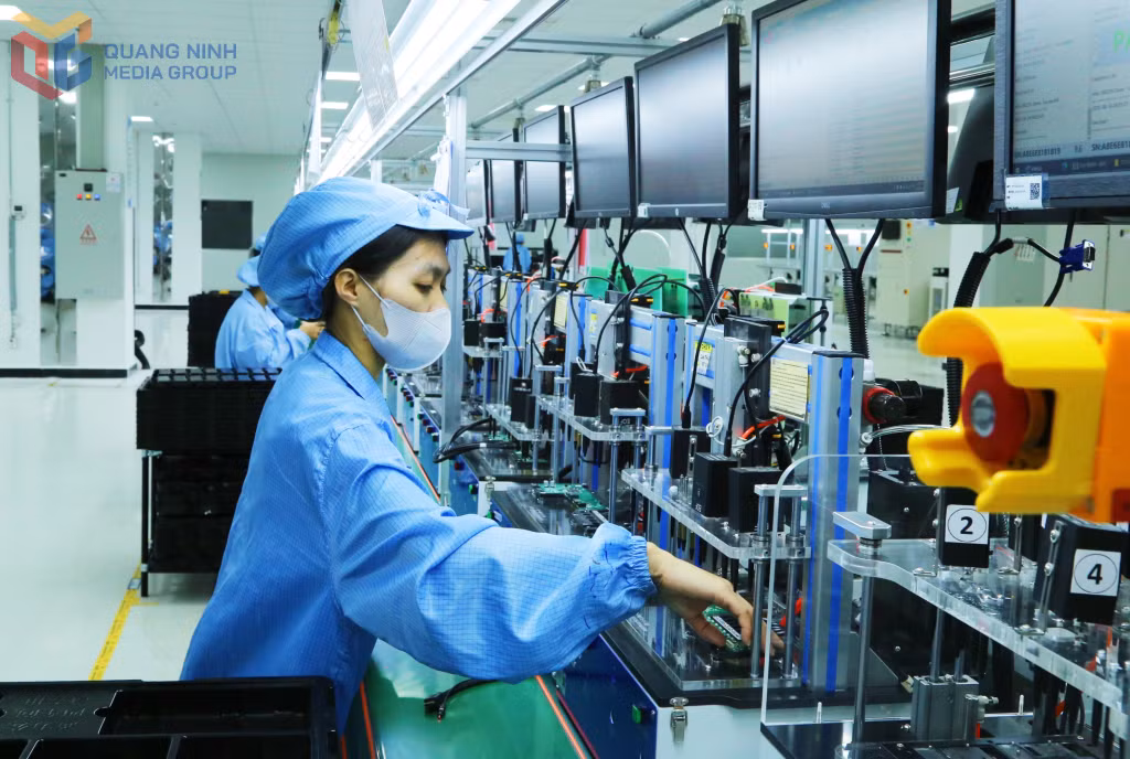 Công nhân vận hành hệ thống sản xuất tại Nhà máy sản xuất loa, tai nghe và thiết bị điện tử thông minh, Công ty TNHH Kỹ thuật điện tử Tonly Việt Nam.