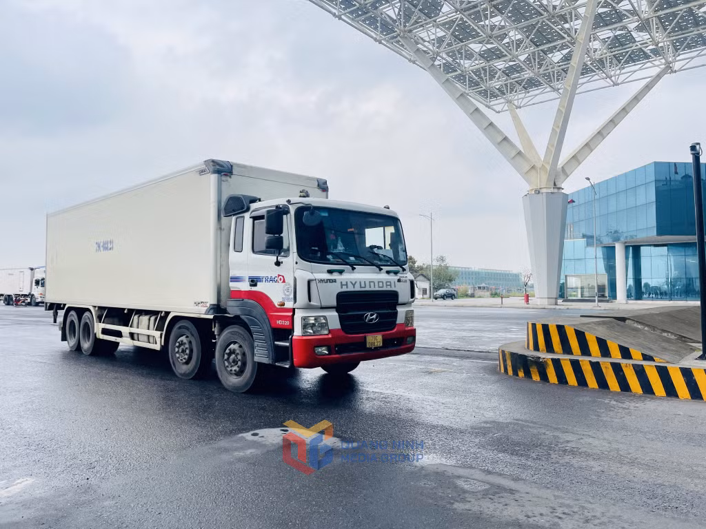 Những xe hàng nông sản đầu tiên xuất khẩu qua khu vực cửa khẩu Bắc Luân II trong sáng nay.