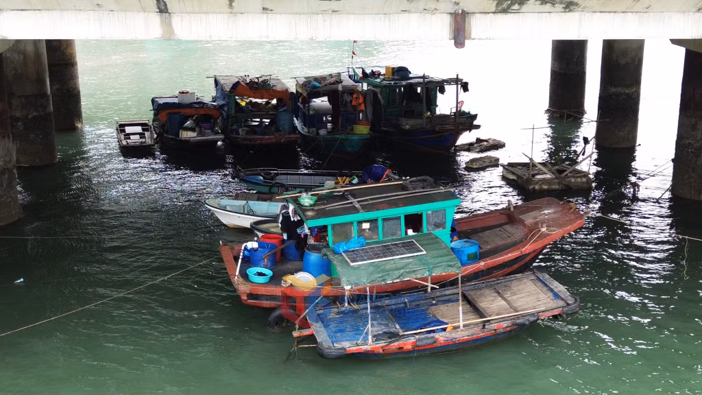 Hình ảnh tàu bè đỗ ở vị trí sai quy định, làm mất mỹ quan đô thị, giảm hình ảnh đẹp của vịnh Hạ Long trong lòng khách du lịch trong và ngoài nước.