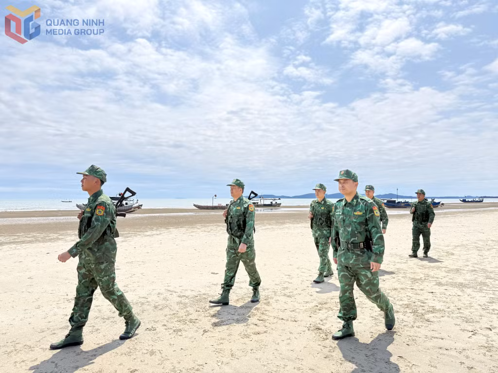 Thiếu tá Nguyễn Văn Thành (bên phải) cùng các cán bộ, chiến sĩ Đồn Biên phòng Trà Cổ thực hiện nhiệm vụ tuần tra.