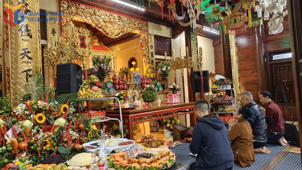 Không chỉ ngư dân mà nhiều người nuôi trồng, chế biến hải sản và kinh doanh du lịch trên Vịnh Hạ Long cũng tới đền Bà Men dịp này.