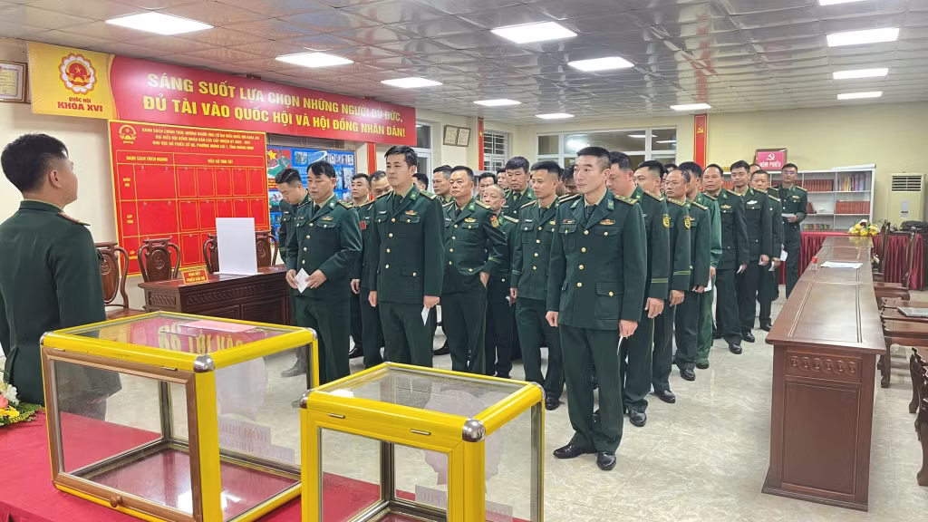 Tại điểm bầu cử Đồn Biên phòng Cửa khẩu quốc tế Móng Cái, do đặc thù của đơn vị phải tổ chức gác quan sát bảo vệ biên giới 24/24h và tổ chức lưu thông cửa khẩu từ 7h00 đến 20h00 hàng ngày, đơn vị đã báo cáo cho phép được tiến hành khai mạc và tổ chức bầu cử từ 6h00.