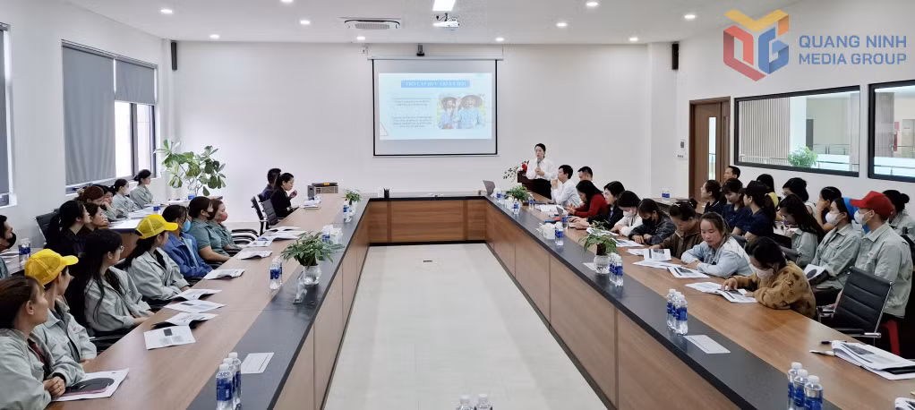 BHXH tỉnh tổ chức hội nghị tuyên truyền, tư vấn và đối thoại về Luật BHXH số 41/2024/QH15 và Luật BHXH số 51/2024/QH15 tại Công TNHH May mặc Hoa Lợi Đạt Việt Nam (phường Cửa Ông) tháng 10/2025.