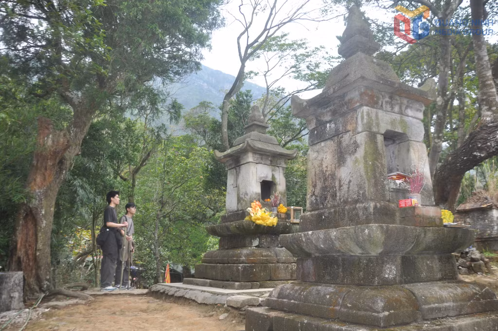 Du khách lặng lẽ tưởng niệm bên các ngôi tháp cổ là nơi yên nghỉ của các nhà sư từng tu hành tại Yên Tử.