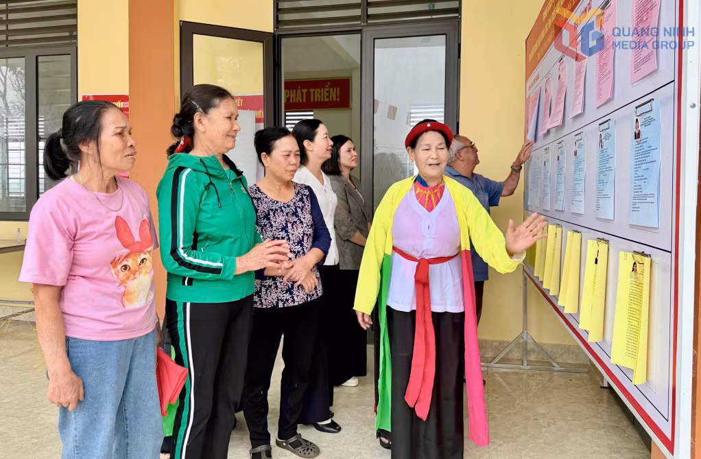 Người dân xã Quảng Hà tìm hiểu về tiểu sử người ứng cử, sẵn sàng đi bỏ phiếu vào ngày 15/3/2026.