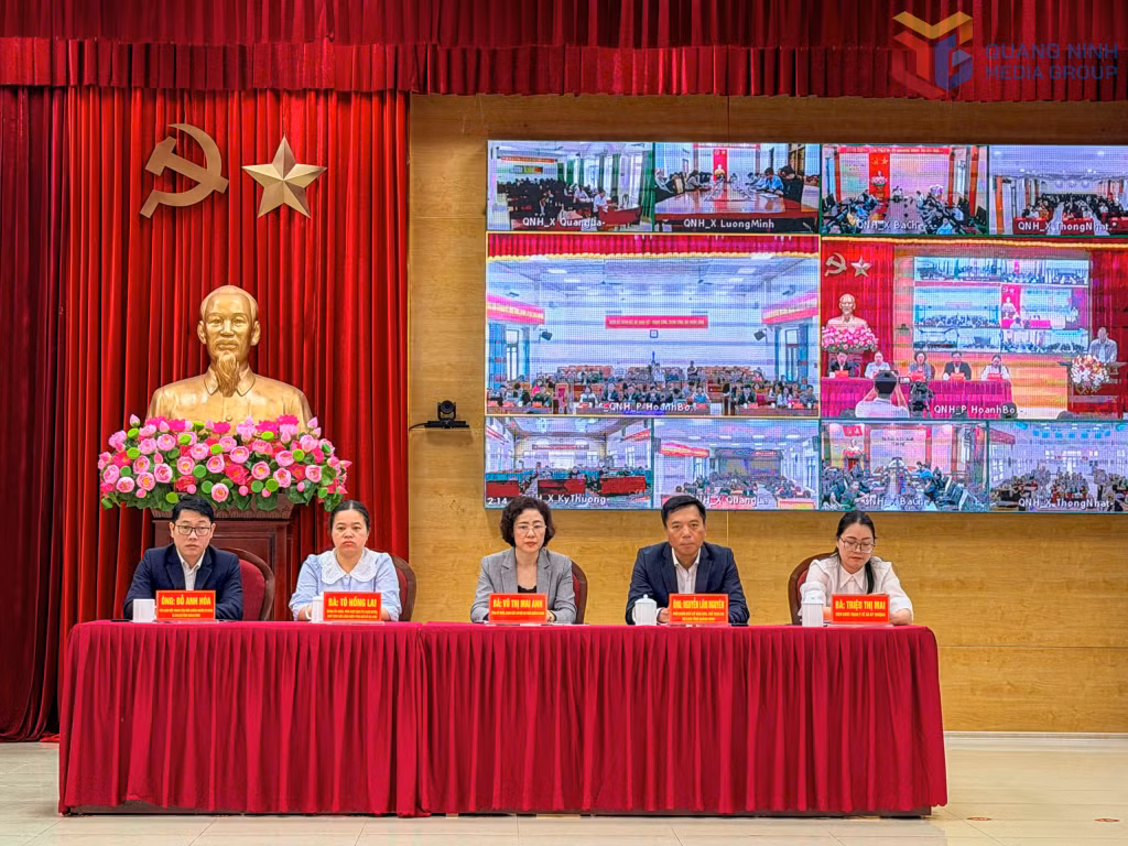 Các ứng cử viên đại biểu HĐND tỉnh tại đơn vị bầu cử số 10 trong buổi tiếp xúc cử tri.