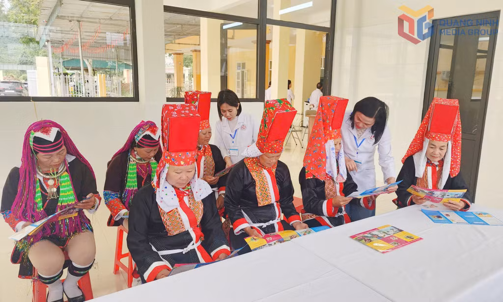 Người dân vùng cao xã Đường Hoa tìm hiểu thông tin chăm sóc sức khỏe tại điểm trạm 2 của Trạm Y tế xã.