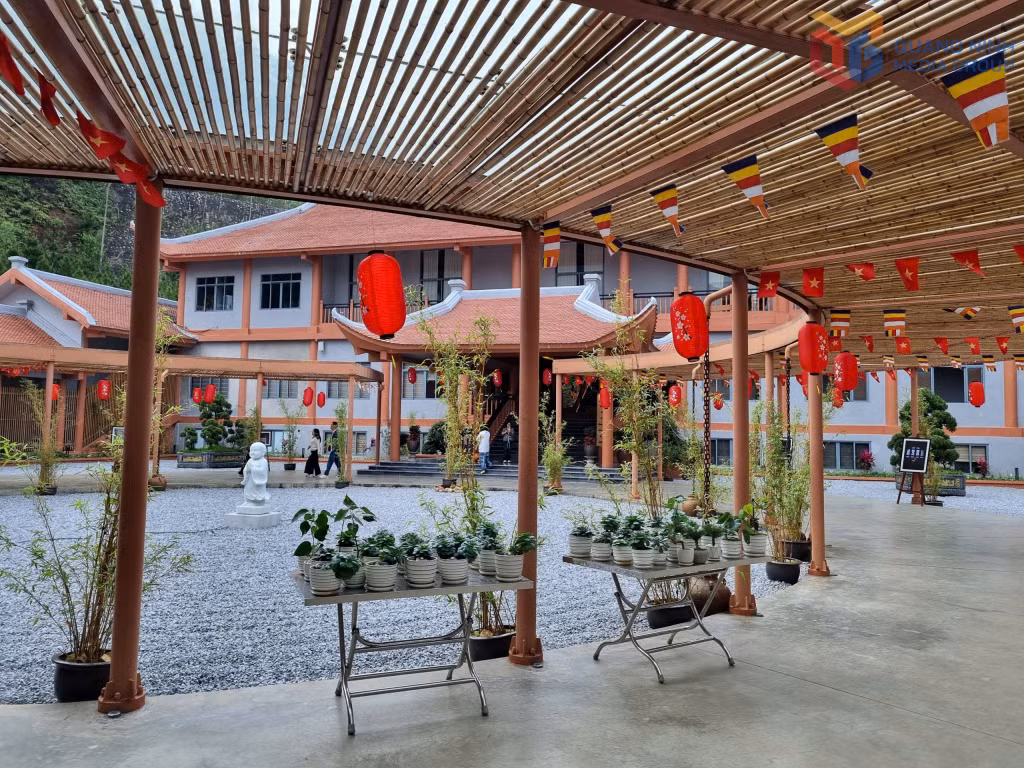 Du khách đến với Ngọa Vân năm nay được chào đón bởi không gian có nhiều góc check-in đẹp dưới chân núi.