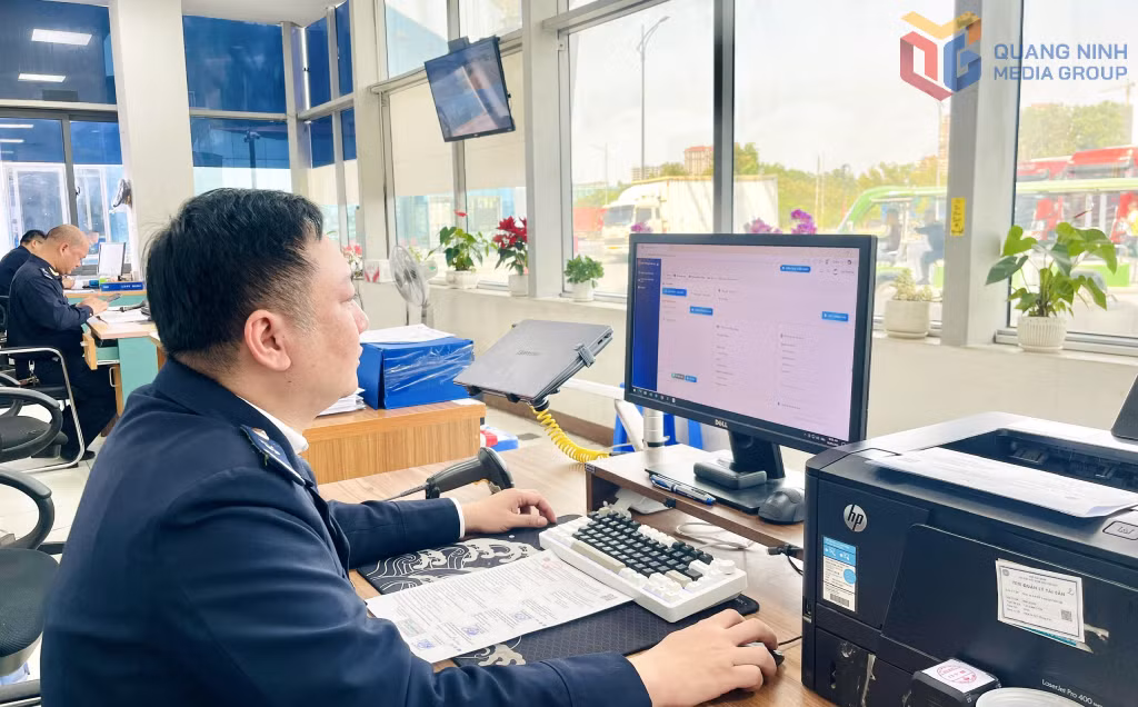 Công chức Hải quan cửa khẩu quốc tế Móng Cái thực hiện thủ tục thông quan hàng hóa tại cửa khẩu Bắc Luân II. (Ảnh: Hoàng Nga).