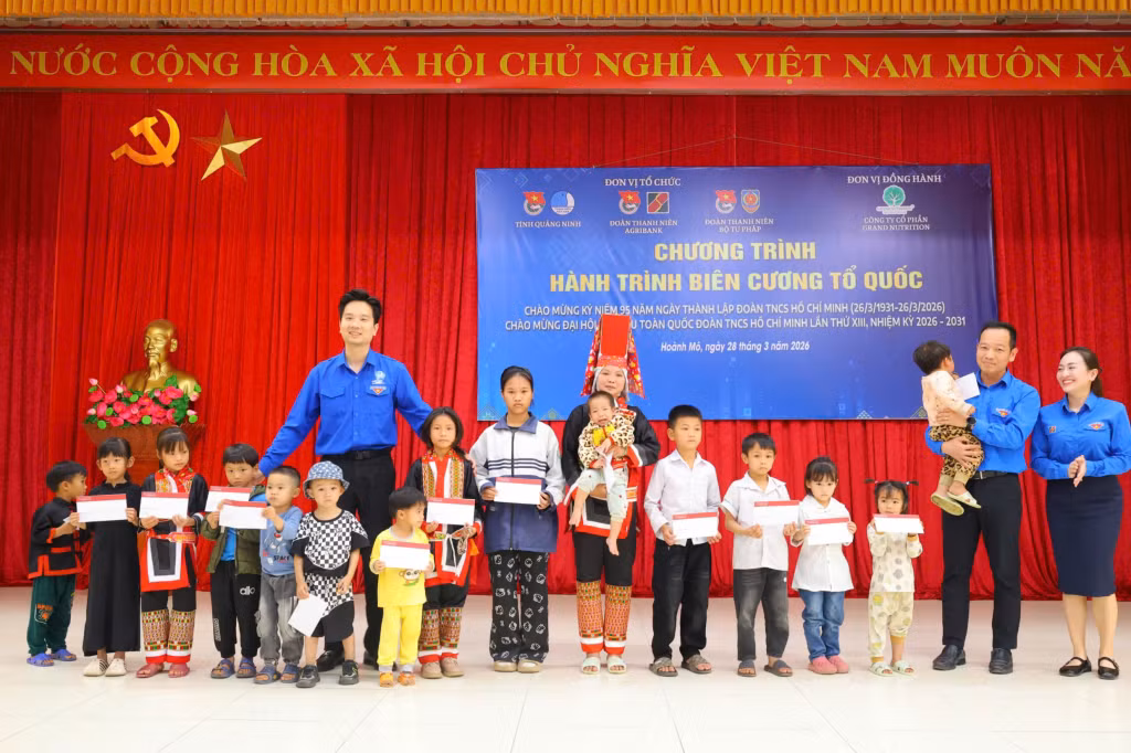 Trao 30 suất học bổng cho học sinh có hoàn cảnh khó khăn.