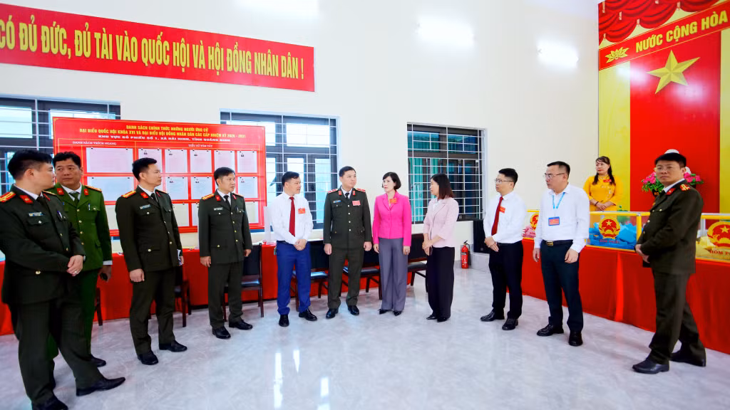 Đồng chí Giám đốc Công an tỉnh kiểm tra công tác bầu cử tại xã Hải Ninh.