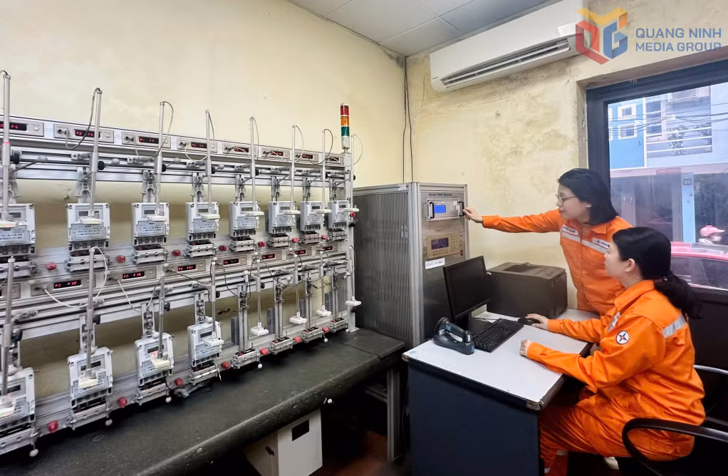 Công nhân Trung tâm Thí nghiệm điện (Công ty Điện lực Quảng Ninh) kiểm định công tơ điện tử.