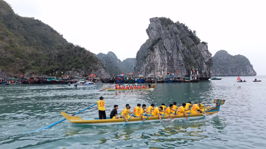 2 đội thi tham gia đua thuyền truyền thống trên khu vực đảo Đầu Bê.