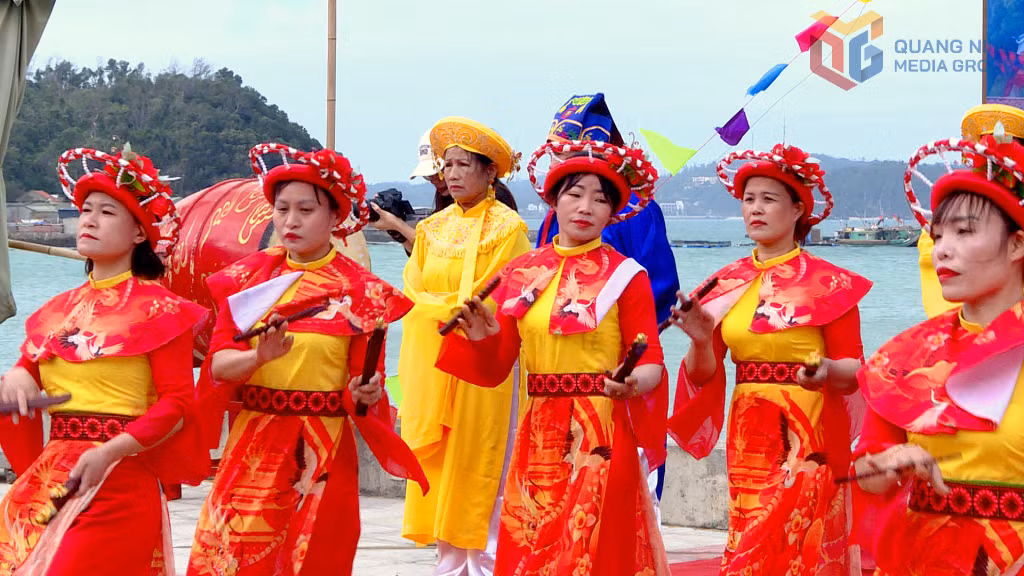Các thành viên đội sênh tiền trong trang phục rực rỡ, trên tay là những thanh phách, biểu diễn những điệu múa uyển chuyển, mượt mà...