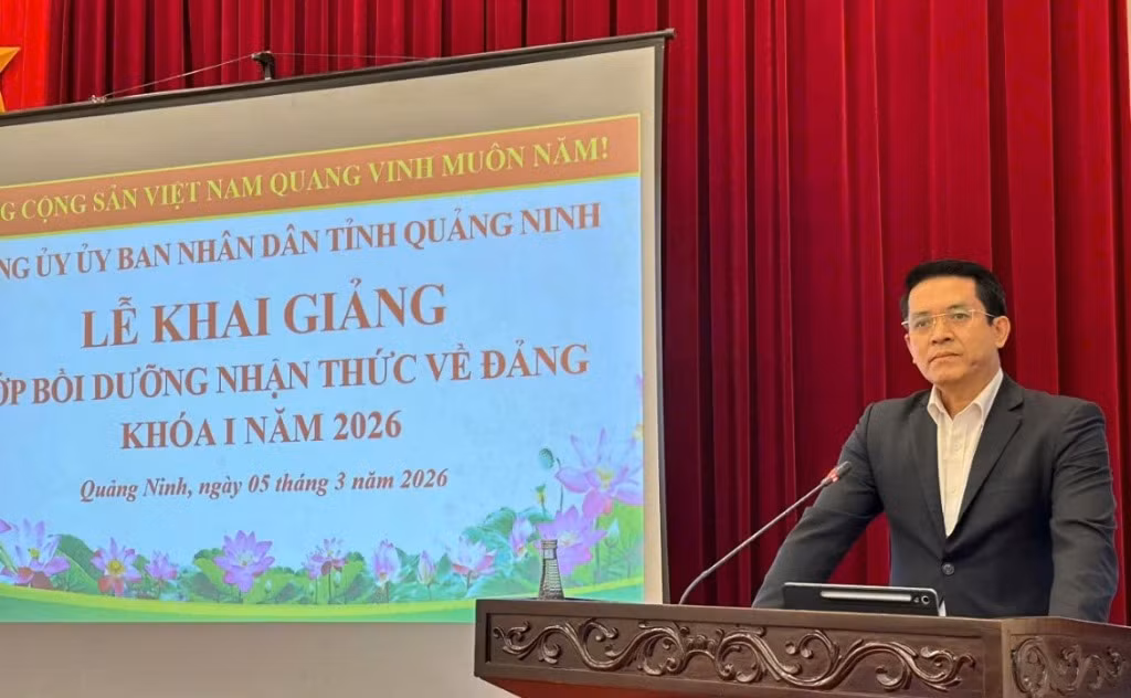 Đồng chí Vũ Ngọc Tuấn, Phó Bí thư Đảng ủy UBND tỉnh, phát biểu khai mạc tại lớp bồi dưỡng.
