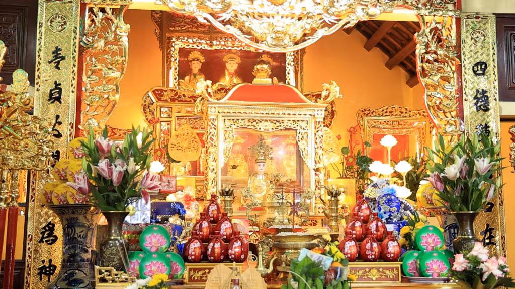 Với cư dân biển, bà Men là vị thần linh ứng bảo vệ họ trước sóng gió.