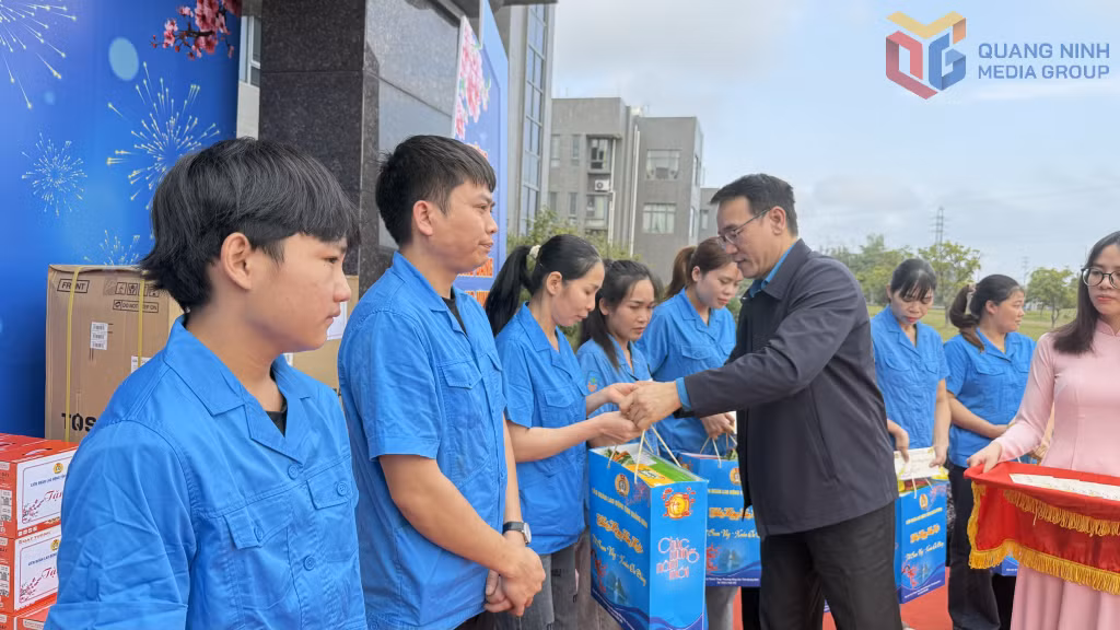 Ông Tô Xuân Thao, Chủ tịch LĐLĐ tỉnh tặng quà nhân dịp Tết sum vầy 2026 cho công nhân KCN Cảng biển Hải Hà.