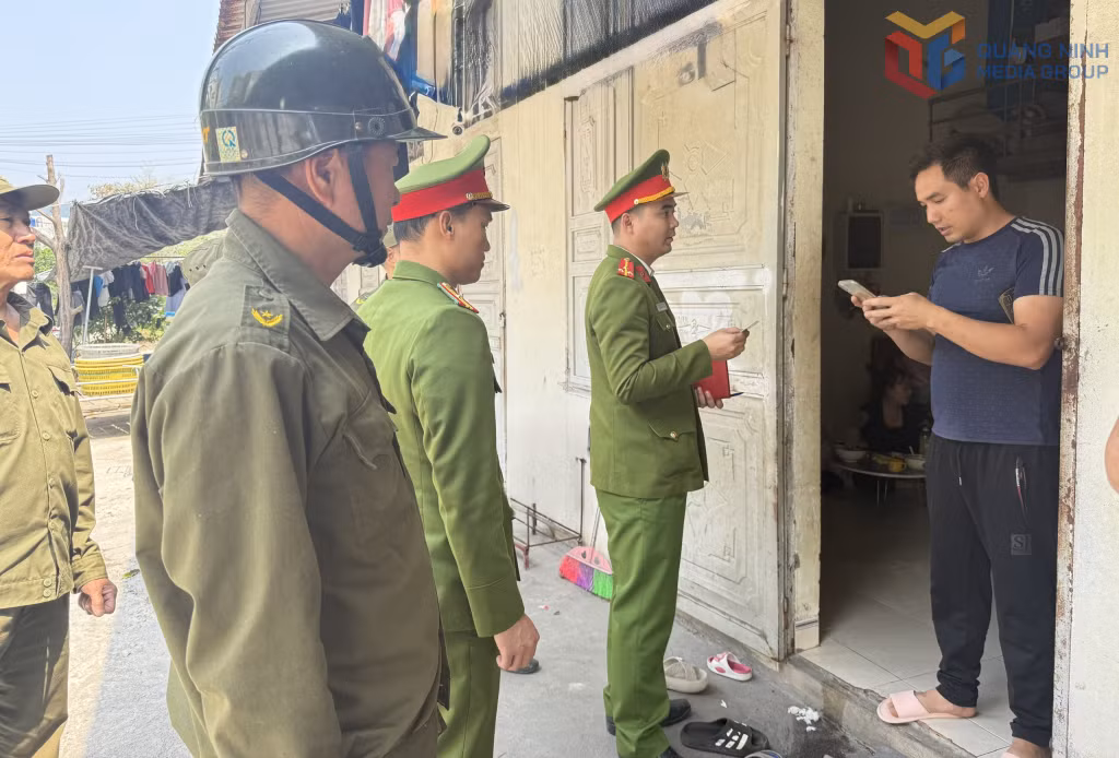 Lực lượng Công an phường Quang Hanh kiểm tra, rà soát tình hình cư trú tại một khu nhà trọ trên địa bàn nhằm đảm bảo an ninh trật tự.