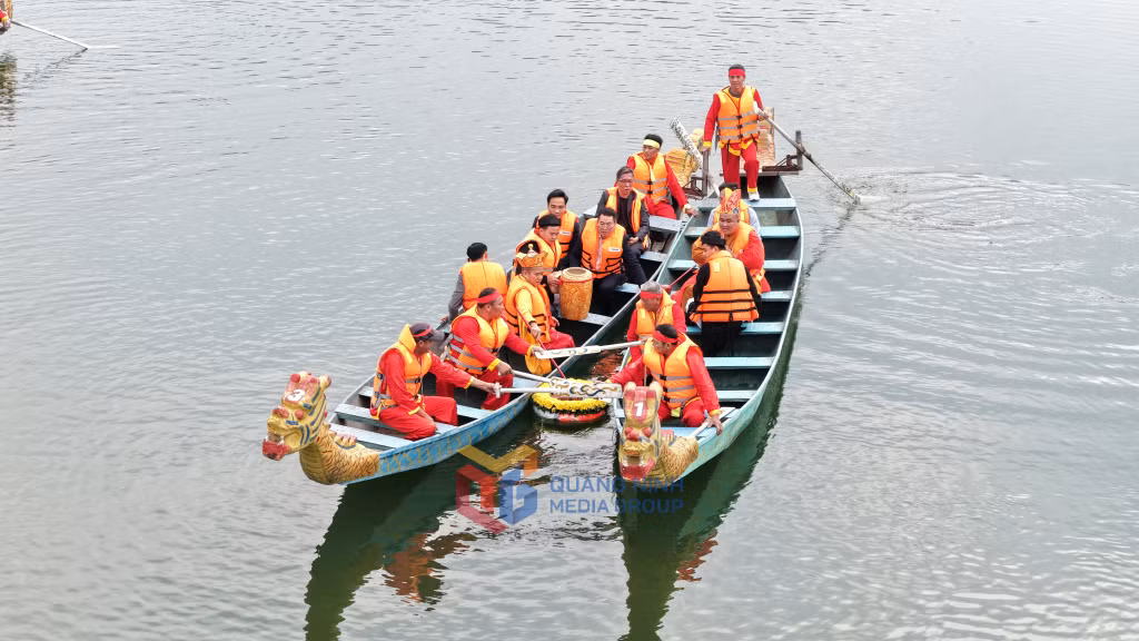 Đoàn rước thực hiện nghi lễ lấy nước tại hồ Trại Lốc trong khuôn khổ lễ hội Thái Miếu nhà Trần.