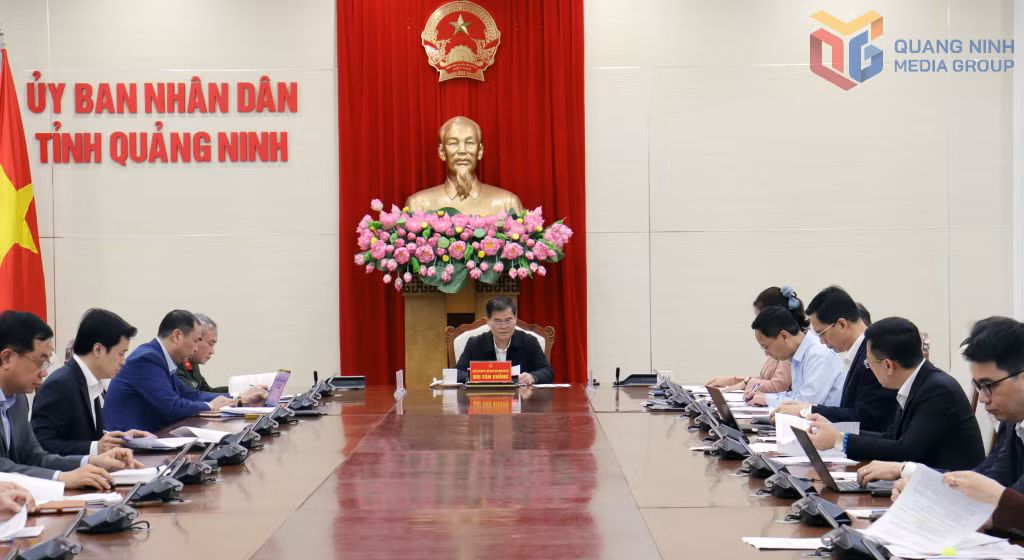 Đồng chí Bùi Văn Khắng, Phó Bí thư Tỉnh uỷ, Chủ tịch UBND tỉnh phát biểu kết luận cuộc họp.