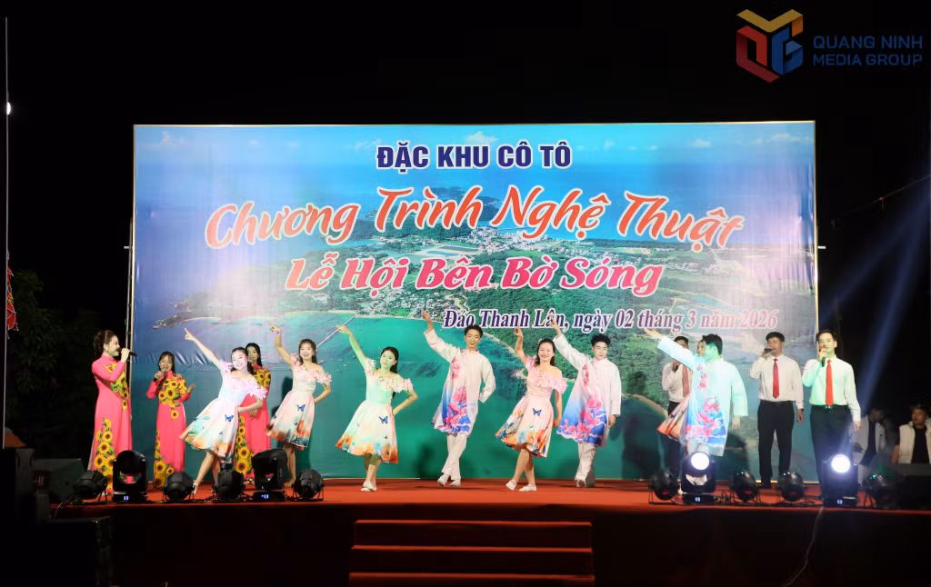 Tốp ca nam nữ biểu diễn ca khúc "Chào xuân mới" trong chương trình nghệ thuật.