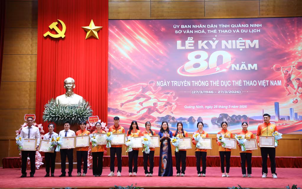 UBND tỉnh tặng bằng khen cho các cá nhân đạt thành tích xuất sắc tại các Giải thi đấu quốc tế năm 2025.
