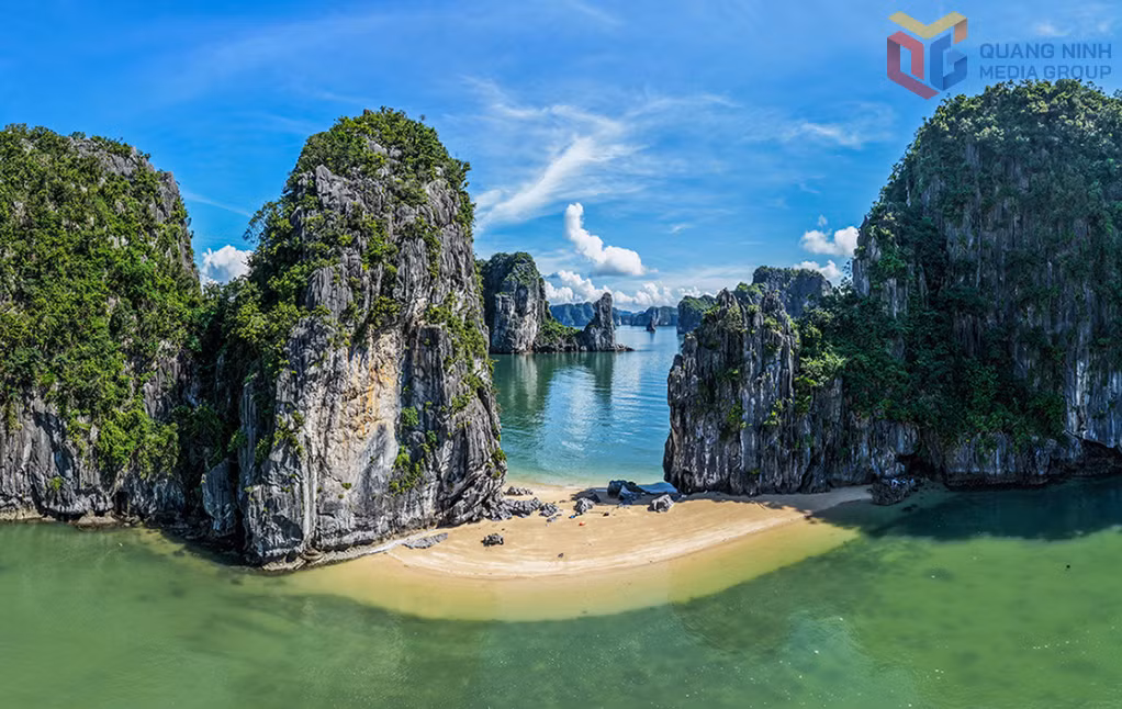 Sự giao thoa giữa mây trời, núi đá và mặt biển phẳng lặng bên những bãi cát nhỏ hoang sơ ít dấu chân người tại khu vực Ba Cát.