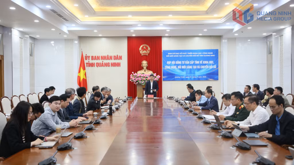 Đồng chí Nguyễn Văn Công, Phó Chủ tịch UBND tỉnh, Chủ tịch Hội đồng Tư vấn cấp tỉnh về khoa học, công nghệ, đổi mới sáng tạo và chuyển đổi số chủ trì cuộc họp.
