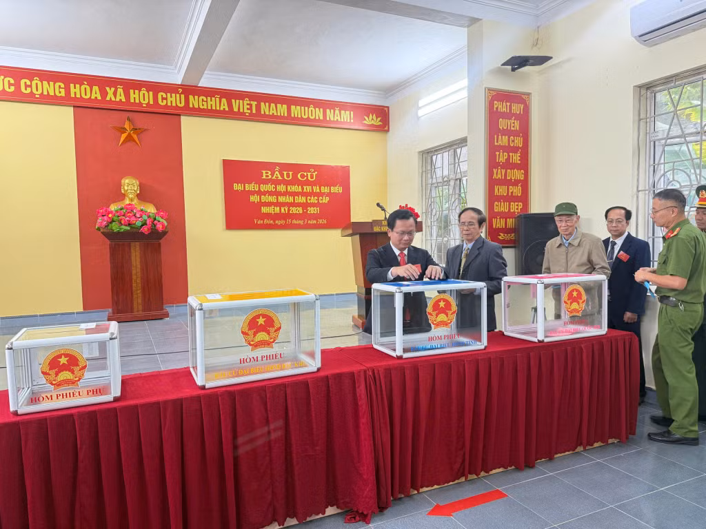 Lãnh đạo đặc khu Vân Đồn tham gia bỏ phiếu bầu cử đại biểu Quốc hội khóa XVI và đại biểu HĐND các cấp nhiệm kỳ 2026-2031.