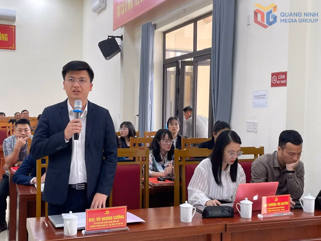 Cử tri phường Hoành Bồ góp ý kiến tại hội nghị.