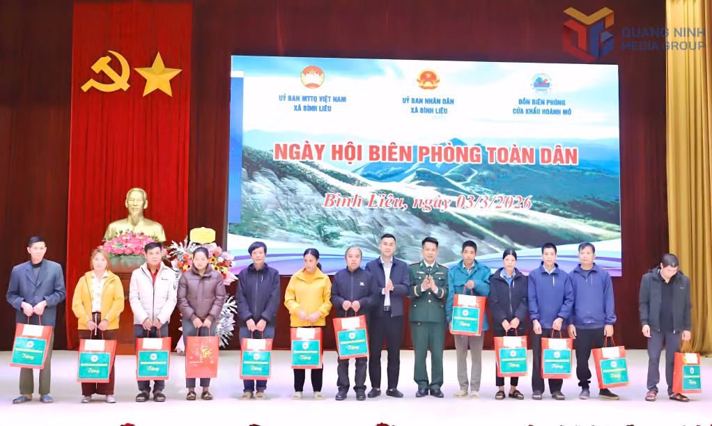 Lãnh đạo xã Bình Liêu và Đồn Biên phòng cửa khẩu Hoành Mô tặng quà cho hộ dân có hoàn cảnh khó khăn trên địa bàn. 