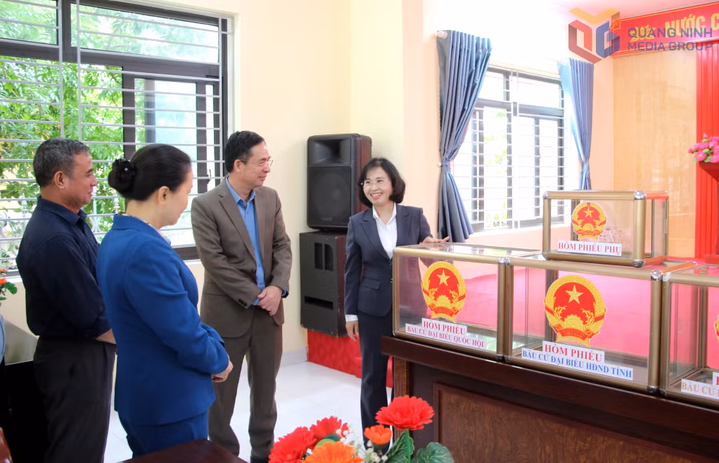 Đồng chí Trịnh Thị Minh Thanh, Phó Bí thư Thường trực Tỉnh ủy, Chủ tịch HĐND tỉnh, kiểm tra hòm phiếu bầu tại Khu vực bỏ phiếu số 6, khu phố 5, phường Quảng Yên.