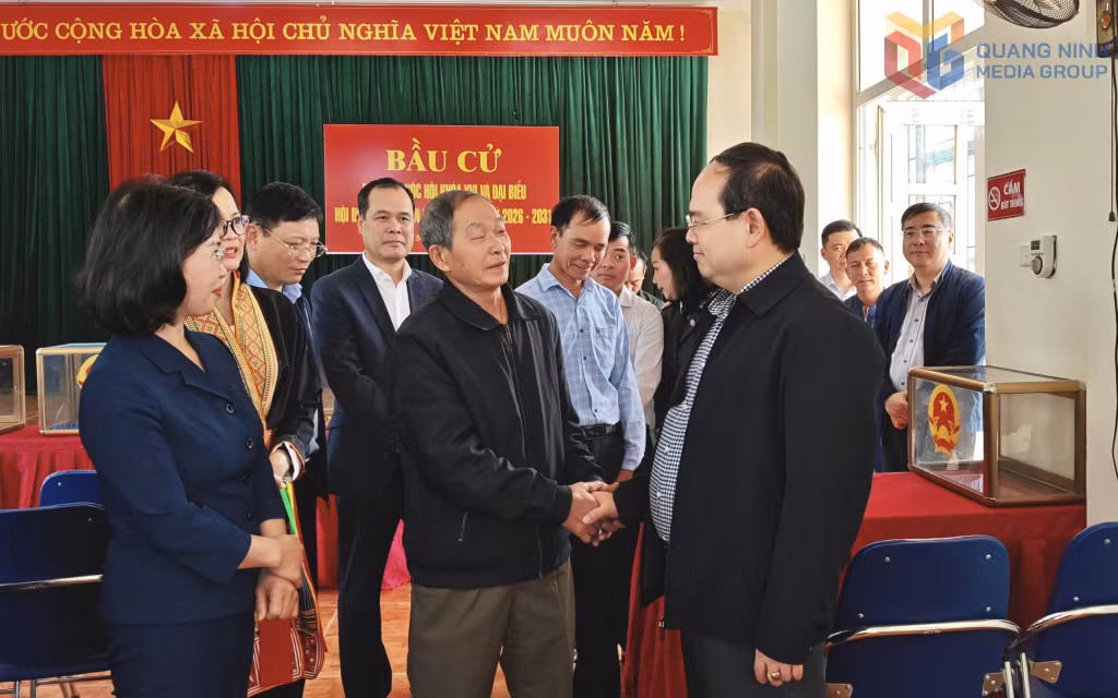 Đồng chí Bí thư Tỉnh ủy, Trưởng Đoàn ĐBQH tỉnh, trò chuyện với người dân thôn Chân Đèo, xã Thống Nhất.